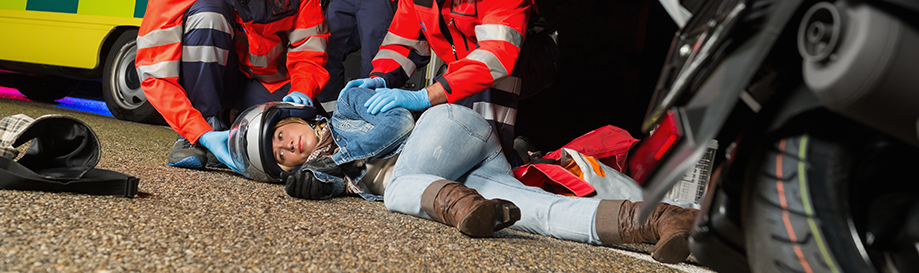 Los paramédicos atienden a una joven que fue atropellada en un accidente de motocicleta